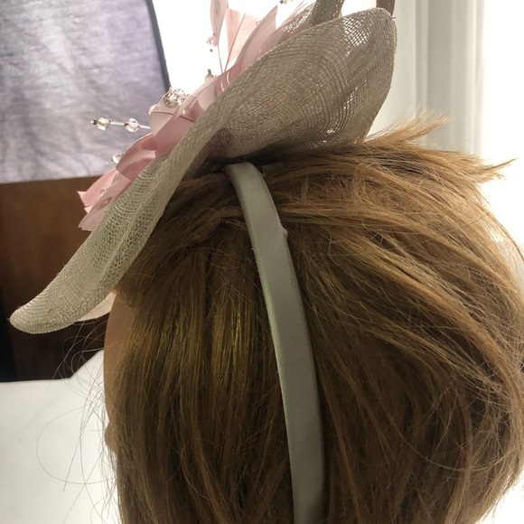 Elegant Pink Fascinator Hat by Jacques Vert. Classy fascinator in pinks. - Picture 5 of 8